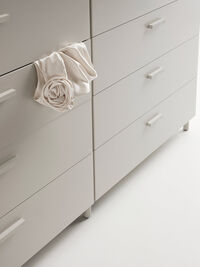 Relief Kommode Bred med Ben Beige