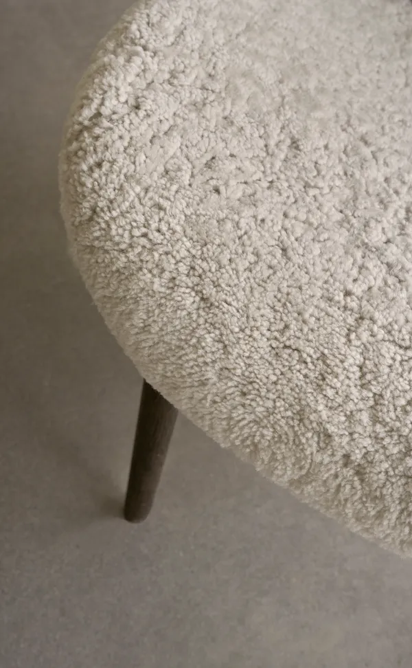 Lodge Lenestol Lav Rygg Mørk Eik / Curly 09 Off-White