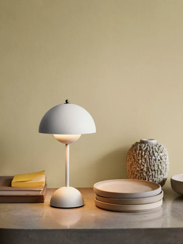 Flowerpot VP9 Pöytävalaisin Kannettava Matt Light Grey